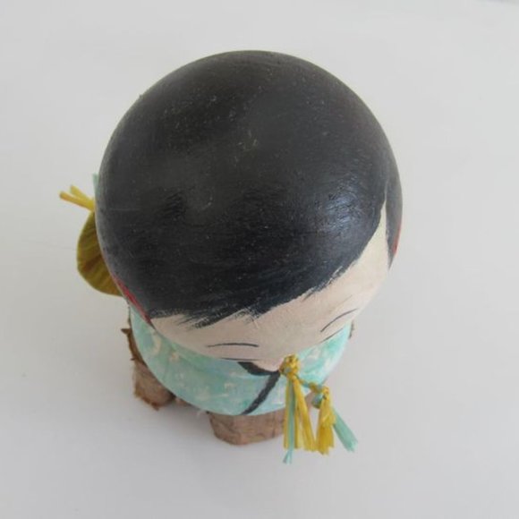 Kokeshi doll with yellow hat - Picture 5 of 6